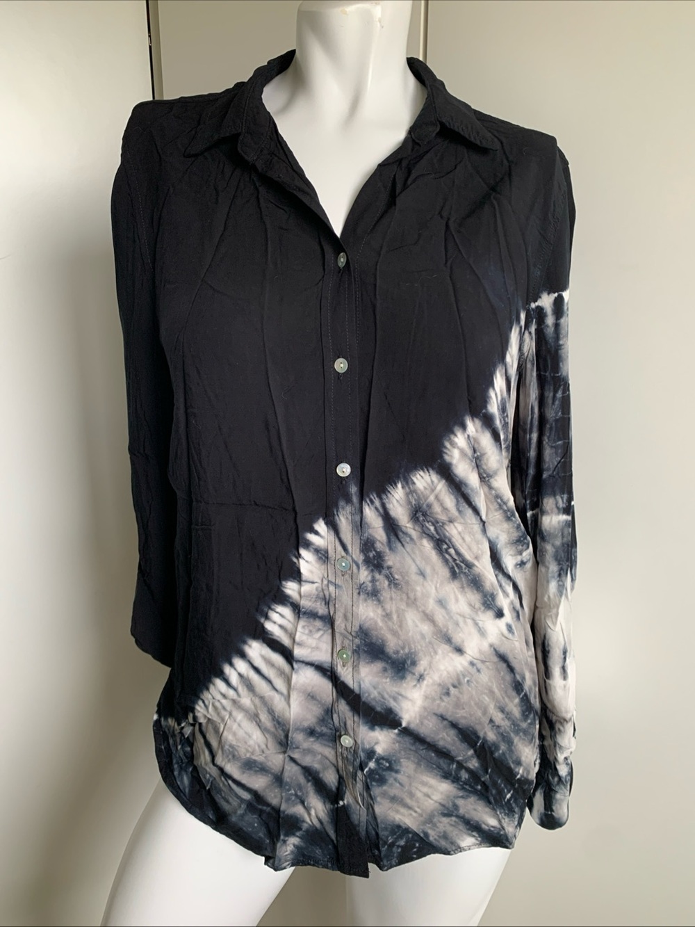 Jane & Delancey black tie-dye size small long sleeve roll tab button-up